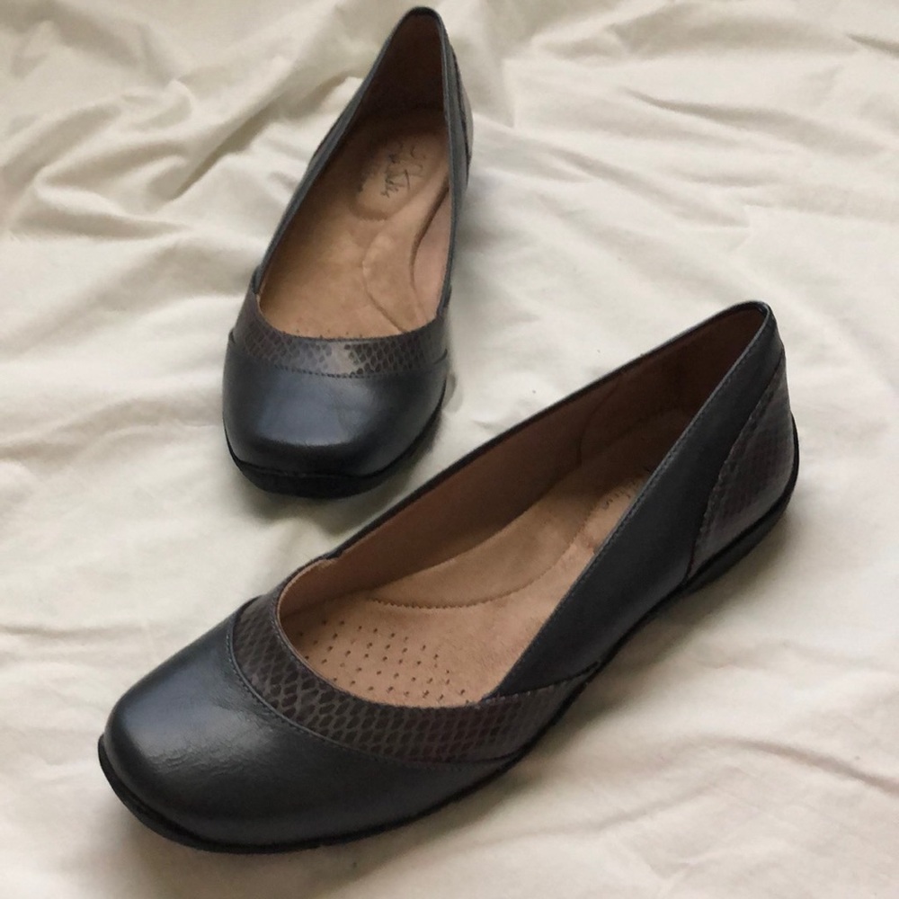 Brand new Life Stride dark gray flats. Never been worn. Size 8 narrow.